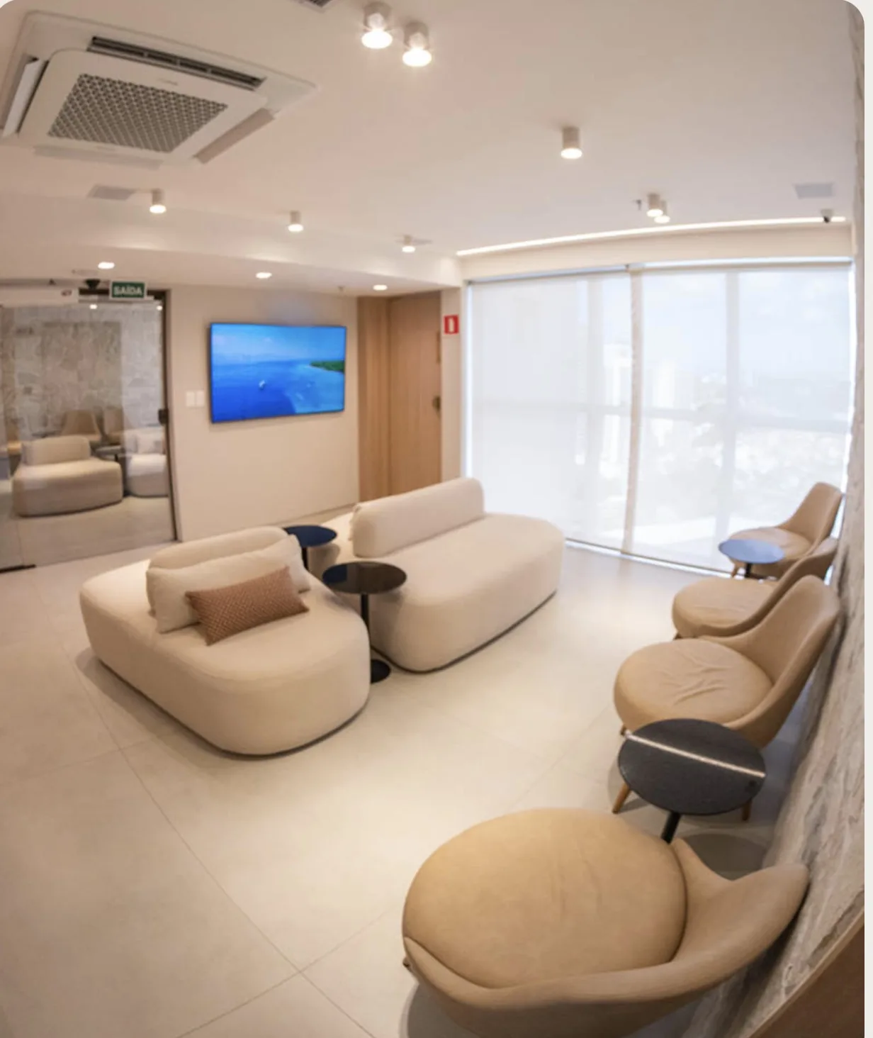 Recepção e lounge da clínica OMANE, em Salvador